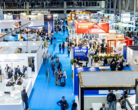 Panoramic view of Piscina Barcelona 2025 at the Fira de Barcelona, Gran Via: nearly 400 exhibitors showcase their innovations in a doubled exhibition space, featuring swimming pools, landscaping, and sustainable technologies. An unmissable event from November 17 to 20, 2025.