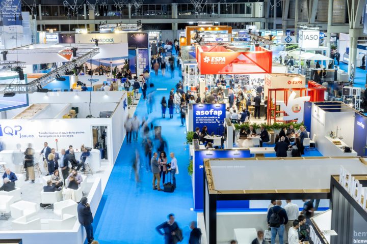 Panoramic view of Piscina Barcelona 2025 at the Fira de Barcelona, Gran Via: nearly 400 exhibitors showcase their innovations in a doubled exhibition space, featuring swimming pools, landscaping, and sustainable technologies. An unmissable event from November 17 to 20, 2025.