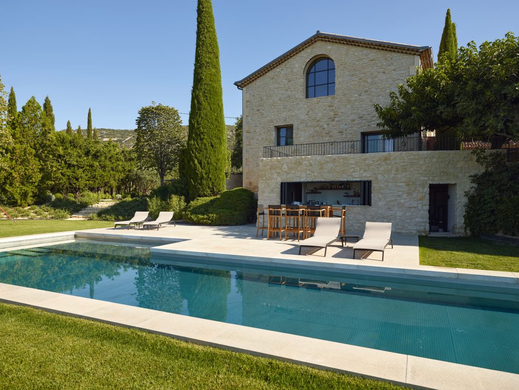 Rectangular stainless steel mirror pool by Carré Bleu and Aqua Diffusion Piscines, winner of the Silver Trophy in the “Environmentally Friendly Pool” category for 2025
