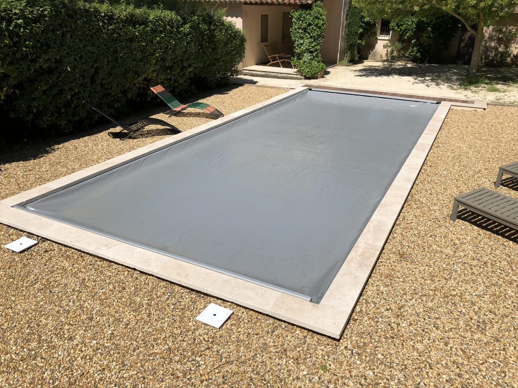 AquaGuard-Sicherheits-Poolabdeckung installiert auf einem privaten Schwimmbad.