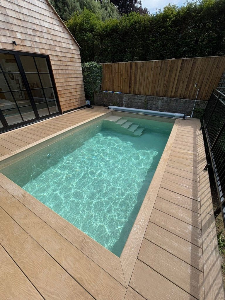 Centurion Leisure Ltd - Wohnbereich im Freien mit liner Pools unter 85.000 £ - SILBERSTANDARD - Schwimmbad umgeben von Wäldern