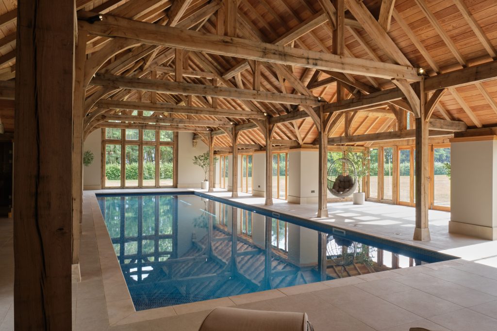 Wunderschlicher Pool umgeben von einem Holzrahmen der Marke Asher Swimpool Centre