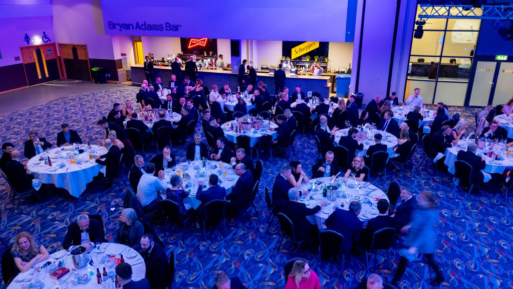 Pool- und Spa-Profis, die am Gala-Dinner bei den British Pool & Hot Tub Awards 2026 in der Coventry Building Society Arena teilnehmen