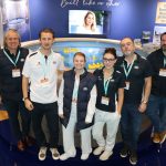 Das Aqua Technics Pools Team steht an ihrem SPATEX-Stand und feiert 50 Jahre Innovation mit Grace Everitt.