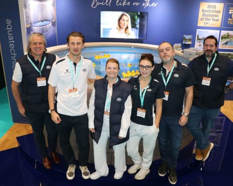 Das Aqua Technics Pools Team steht an ihrem SPATEX-Stand und feiert 50 Jahre Innovation mit Grace Everitt.