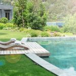 Fluidra Positive Pool ökologischer Pool: hybride Niedrig-Chlor-Desinfektion, natürliche Filtration, Regenwassernutzung, nachhaltiges Design für Gärten im Benelux-Raum