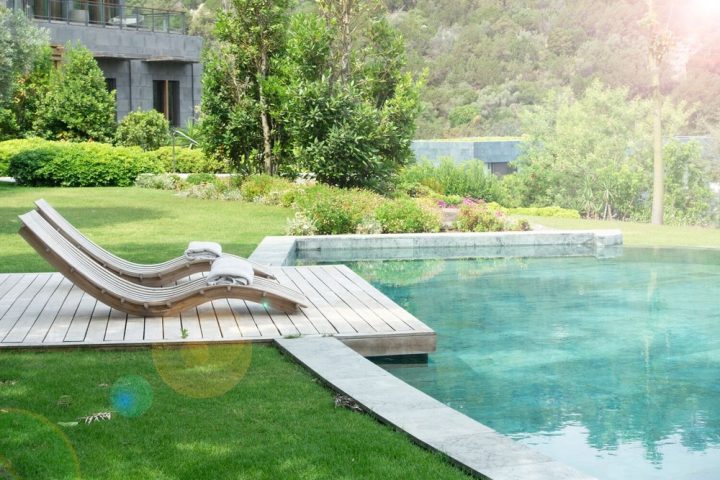 Fluidra Positive Pool ecological pool: hybrid low-chlorine disinfection, natural filtration, rainwater harvesting, sustainable design for Benelux gardens