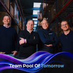 Équipe de direction de Bluedrops et du groupe LDD se tenant ensemble dans un environnement d'entrepôt, promouvant le partenariat Team Pool Of Tomorrow dans l'industrie européenne de la piscine