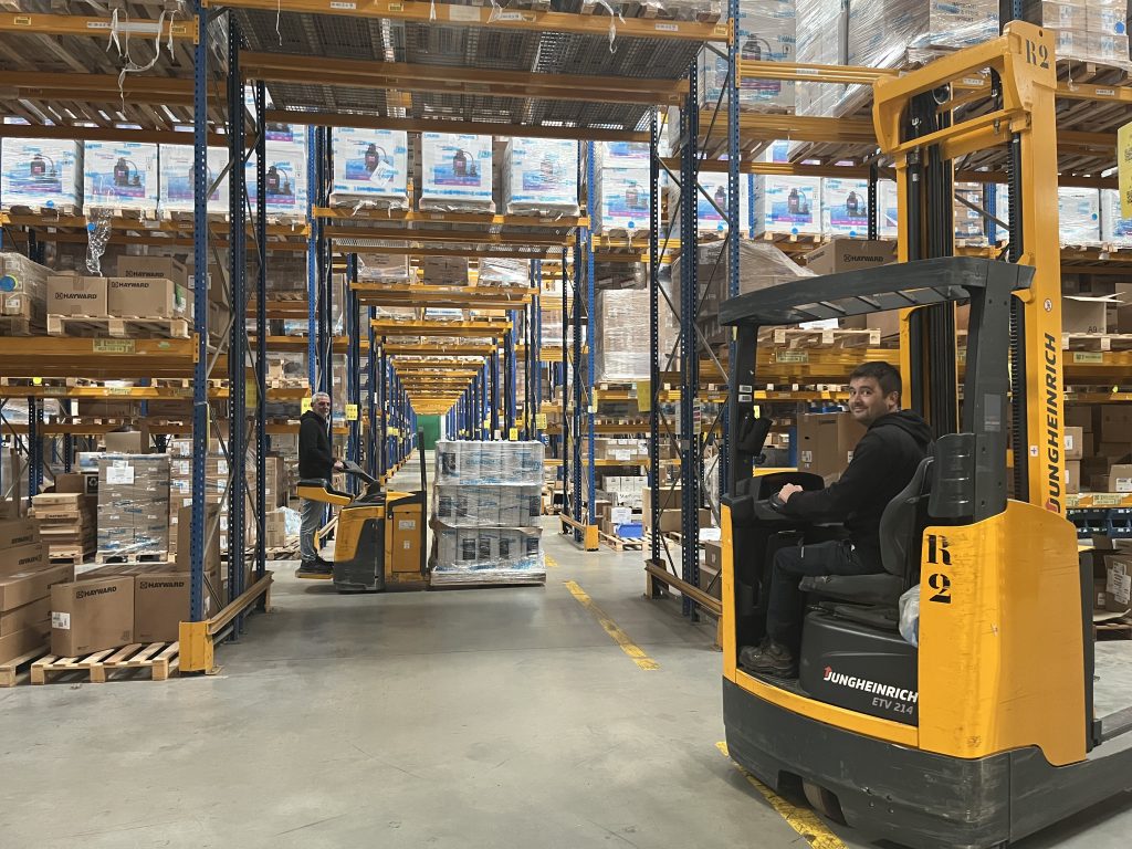 Centro de distribución de Hayward en Saint Vulbas, Francia, con montacargas