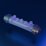 Vista isometrica della camera di analisi Poly-Cell trasparente, un hub di rilevamento compatto per l'automazione delle piscine con sette porte per sensori di pH, ORP e cloro, distribuito da BlueDrops.