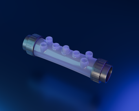 Vue isométrique de la chambre d'analyse Poly-Cell transparente, un centre de détection compact pour l'automatisation de la piscine doté de sept ports pour capteurs de pH, ORP et chlore, distribuée par BlueDrops.