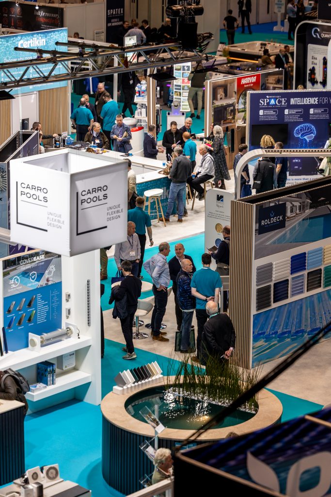 Eine Übersicht aus der Vogelperspektive über die geschäftige SPATEX 2026-Ausstellungshalle im Coventry Building Society Arena. Das Bild zeigt die Vielfalt der 13 ausstellenden Länder und den 14%igen Anstieg der Besucher, die neue Pool-, Sauna- und Dampfbadtechnologien erkunden.