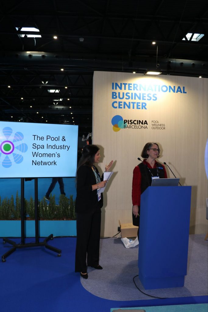 Gina Atwood spricht während einer Sitzung des Pool- und Spa-Industrie-Frauen-Netzwerks bei Piscina & Wellness Barcelona.