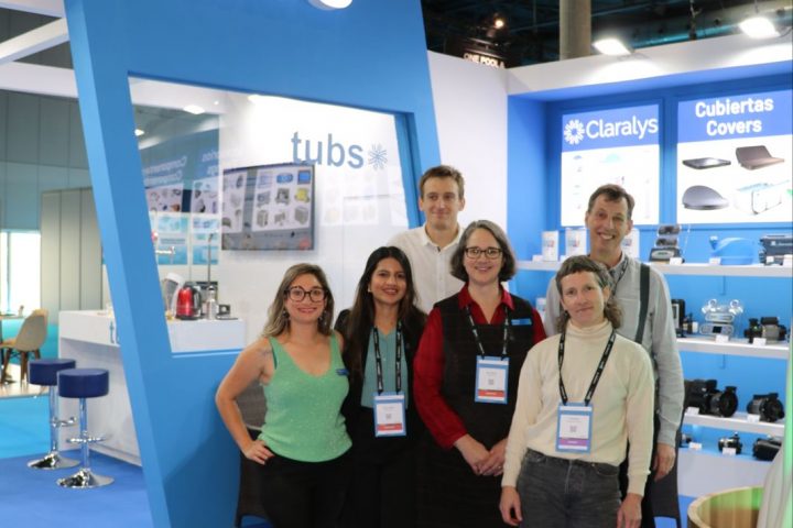 Équipe de Tubs Parts sur leur stand d'exposition lors d'un salon professionnel de l'industrie de la piscine et du spa Piscina Barcelona.