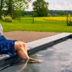 Ein technisches Flussdiagramm, das zeigt, wie Bluematic Solarmodule, Wärmepumpen und Filtersysteme verbindet, um den Energieverbrauch zu optimieren.