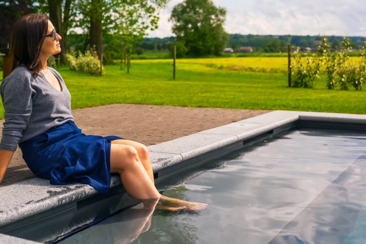 Un diagramme de flux technique montrant comment Bluematic connecte les panneaux solaires, les pompes à chaleur et les systèmes de filtration pour optimiser la consommation d'énergie.