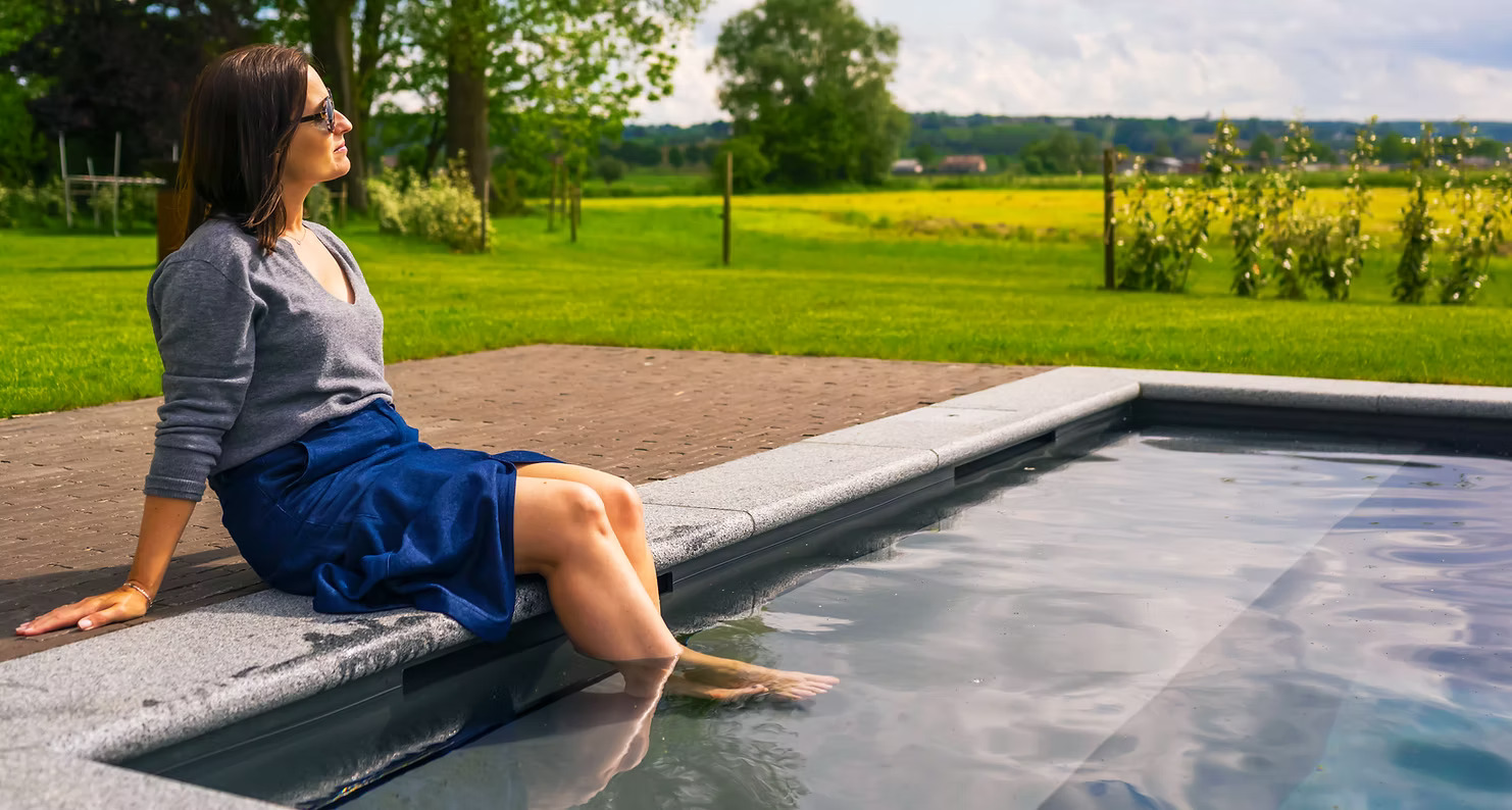 Een technische stroomdiagram die laat zien hoe Bluematic zonnepanelen, warmtepompen en filtratiesystemen verbindt om het energieverbruik te optimaliseren.