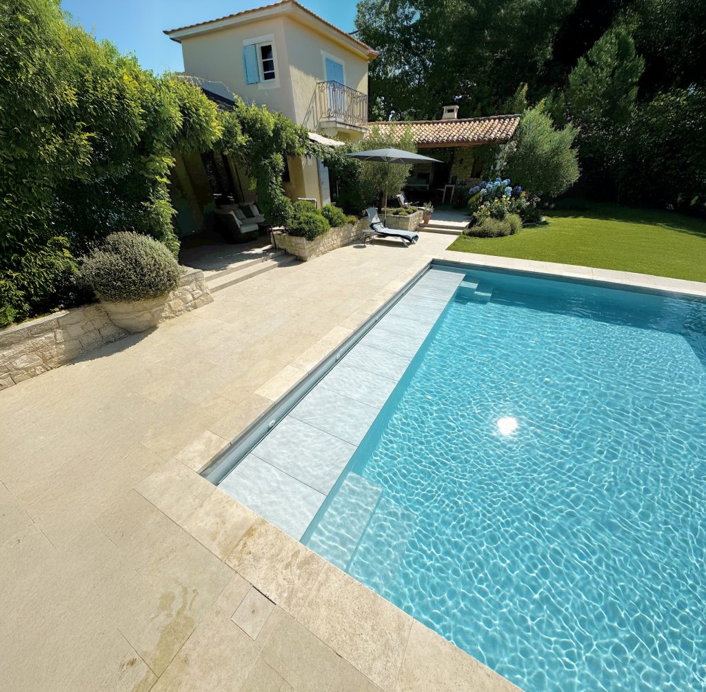 Technical detail of the WaluRoll UR800 submerged slatted cover mechanism under water.