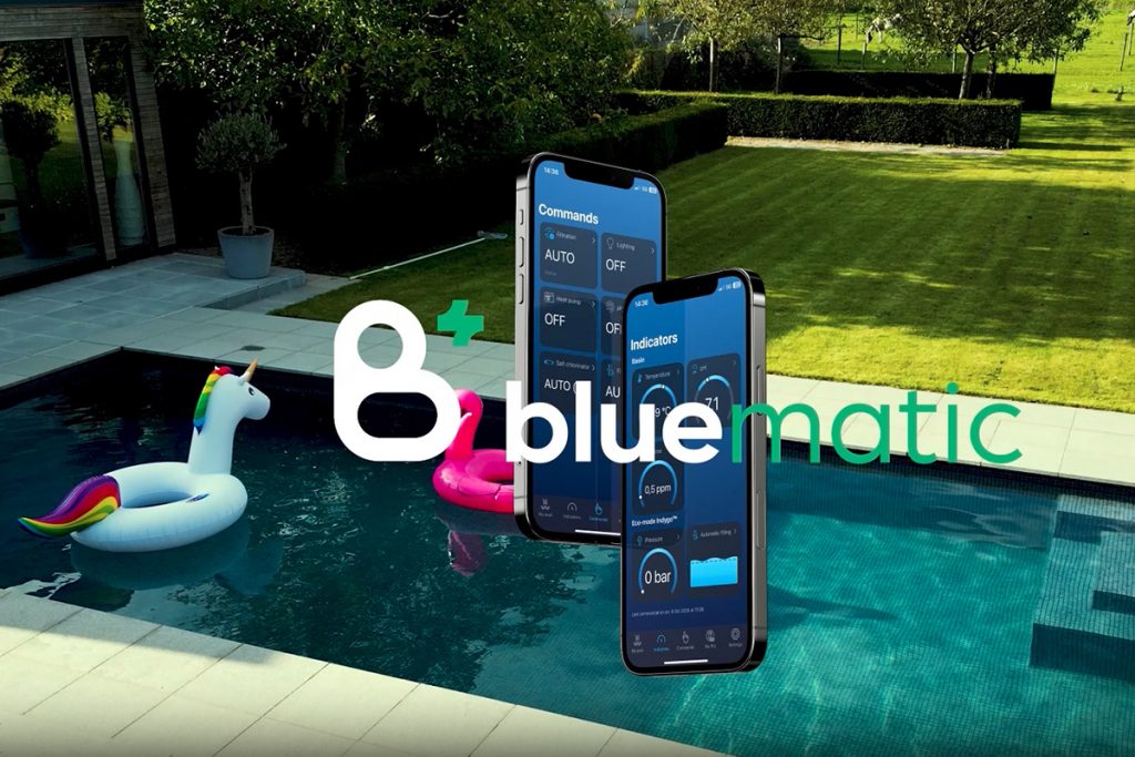 Twee smartphones die het Bluematic intuïtieve dashboard tonen met realtime indicatoren voor temperatuur, pH en filtratiebediening.