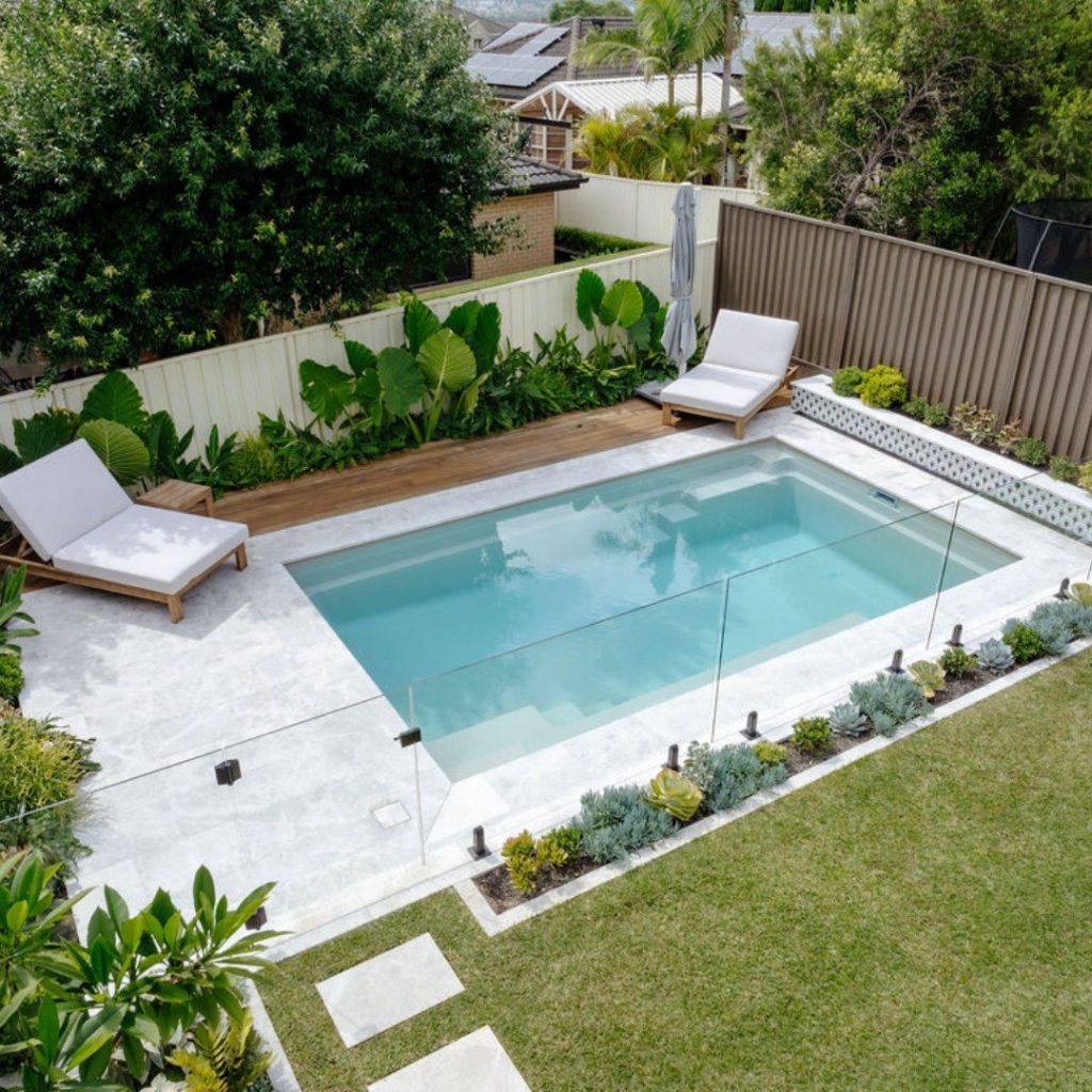 Couverture solaire automatique sur piscine rénovée éco-responsable