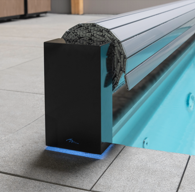 THE EDGE above-ground automatic pool cover system in contemporary garden design