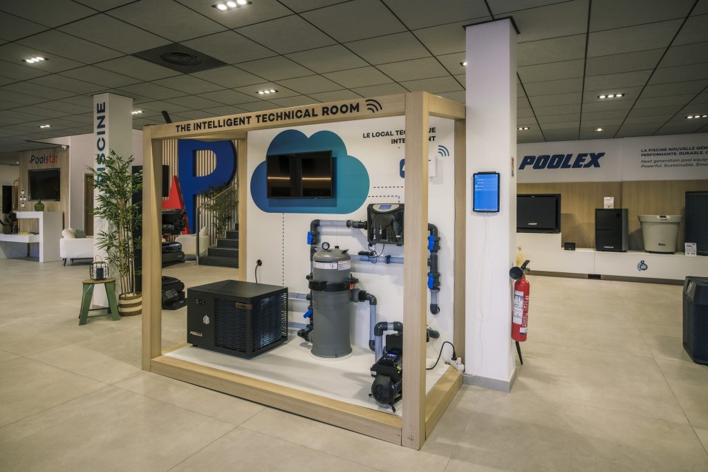 space de présentation de la marque Spawer avec pompes à chaleur pour spa exposées sur podiums dans le showroom intérieur Poolstar