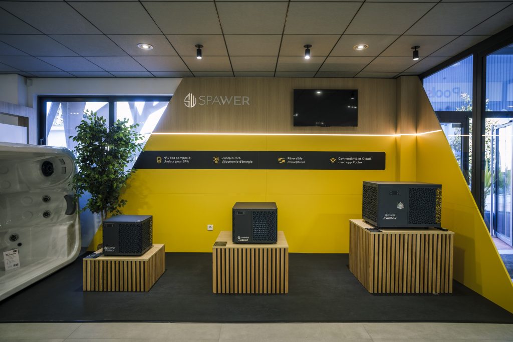 Installation de démonstration de la salle technique intelligente Poolex Nexus dans le showroom intérieur de Poolstar, avec pompe à chaleur, filtre et système connecté
