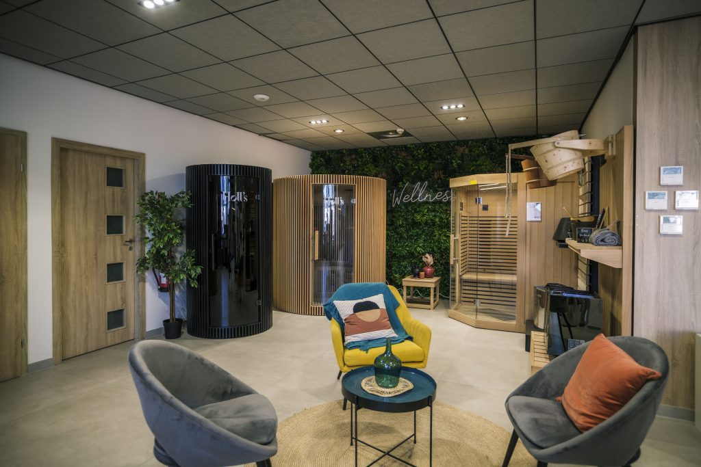 Espace wellness du showroom intérieur Poolstar avec cabines de sauna design de la marque Holl's et sauna infrarouge en bois
