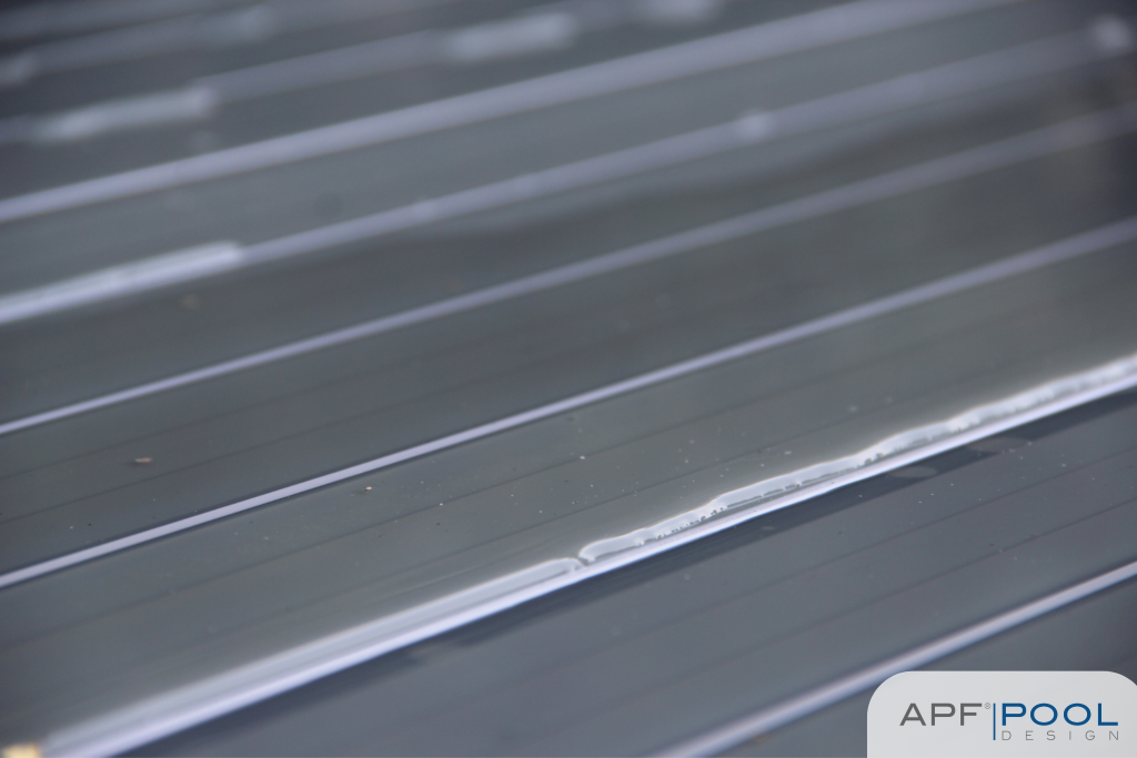 Close-up shot of the DeckLine X320 continuous slat structure and flexible joints